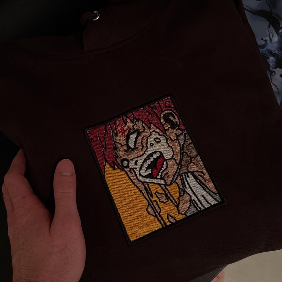 Motif brod&eacute; sur un hoodie